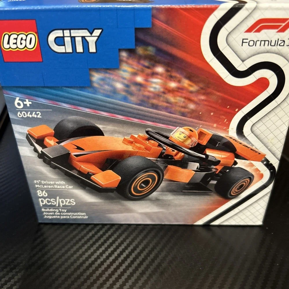 LEGO‎ CITY: F1 Driver with Mclaren Race Car (60442) - Picture 2 of 3